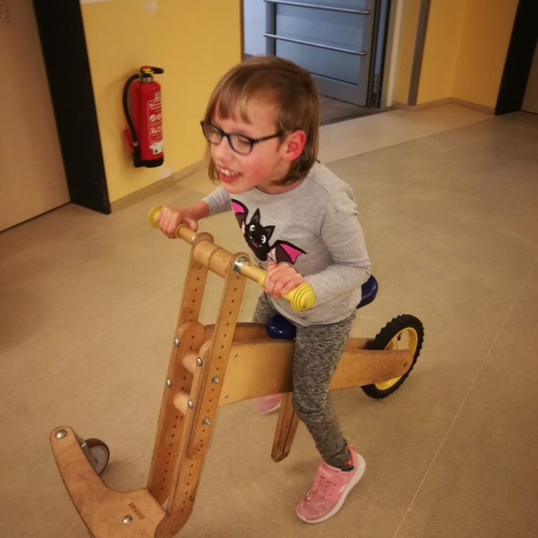 Kind auf einem Lauflernrad