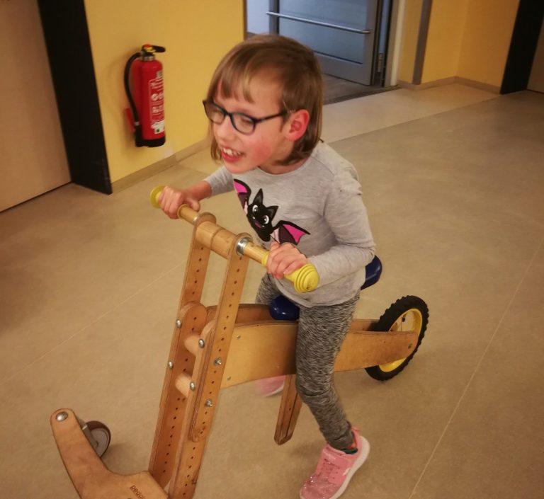 Kind auf Lauflernrad